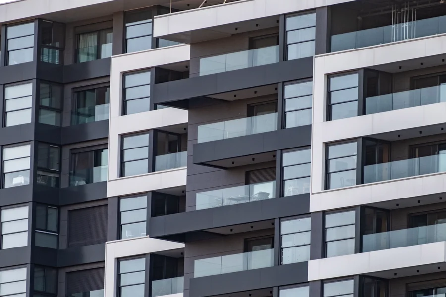 Permisos para cerrar una terraza o un balcón: qué suele hacer falta